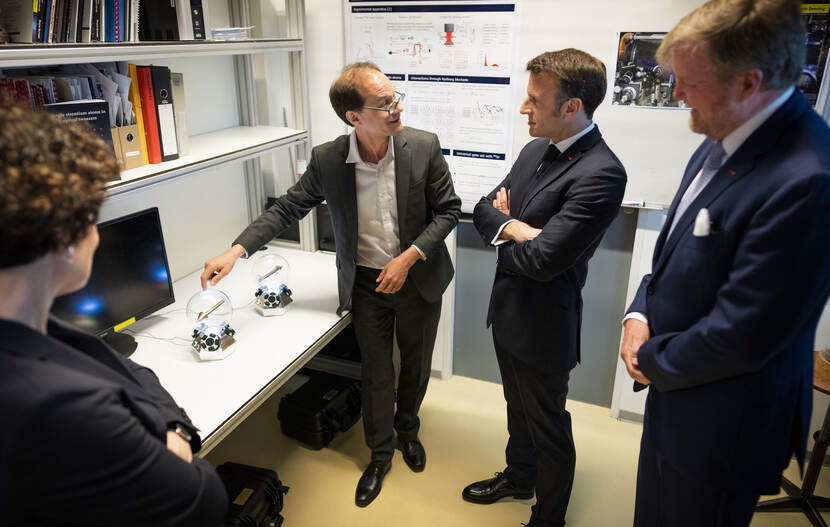 King Willem-Alexander and President Macron at Quantum Gases & Quantum Information Lab UvA