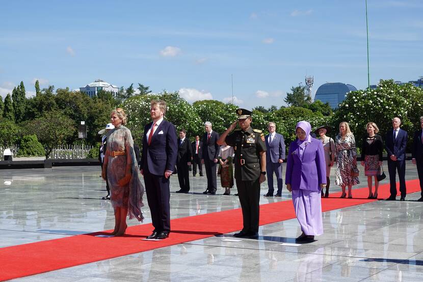 King Willem-Alexander and Queen Máxima lay a wreath at Menteng Pulo Cemetery