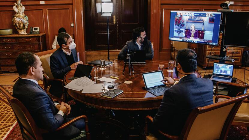 Queen Máxima talks with Mexican leaders.