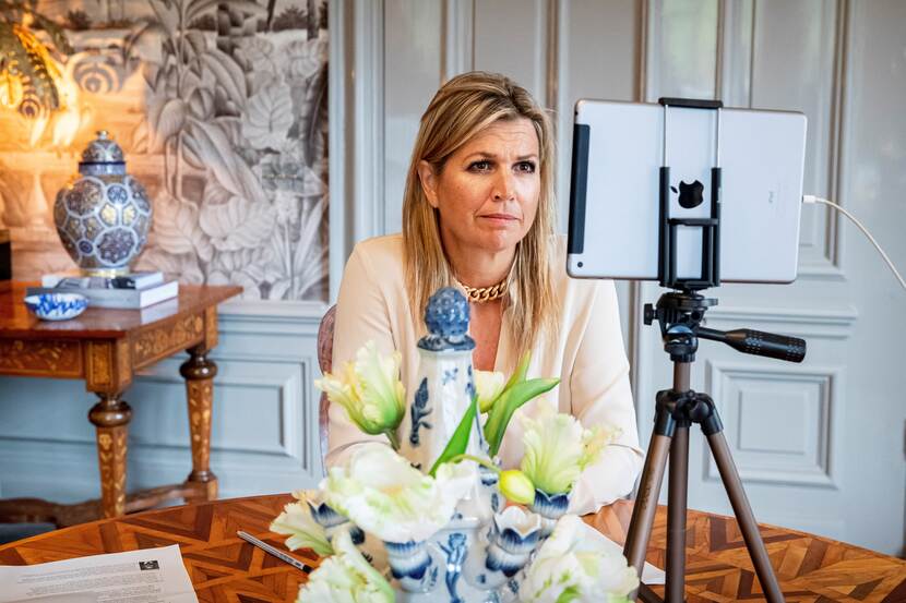 Queen Máxima in front of a tablet.