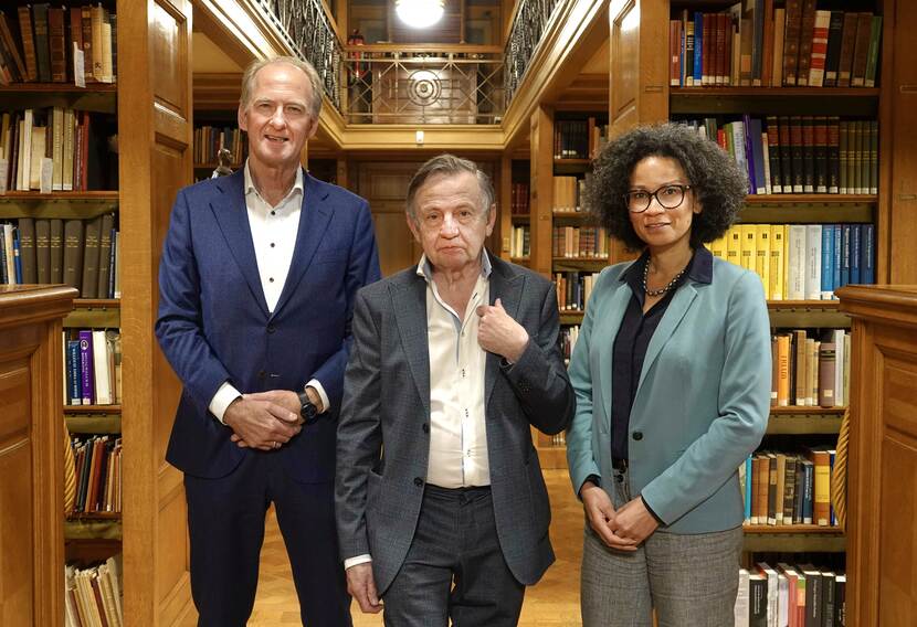 Committee members Martin Bossenbroek, Rudi Ekkart (chair) and Valika Smeulders of the investigation into objects with a colonial background in the Royal Collections of the Netherlands