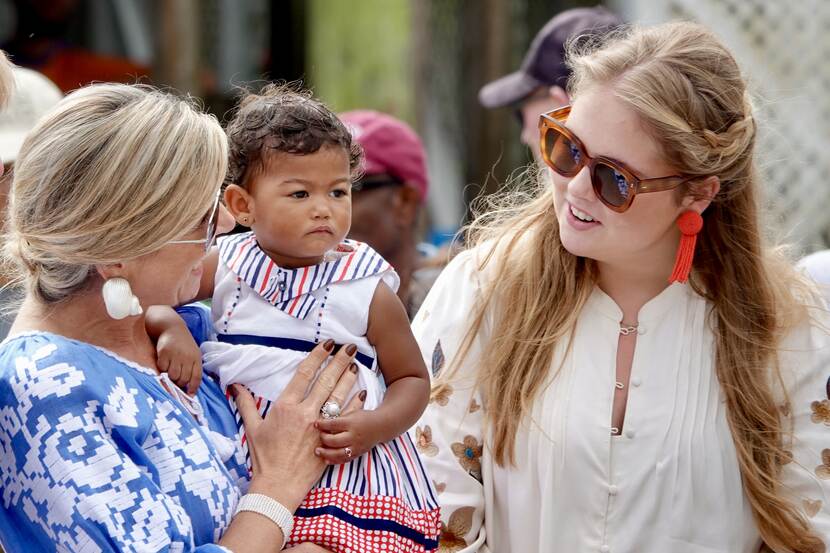 Queen Máxima and the Princess of Orange with child in Saba