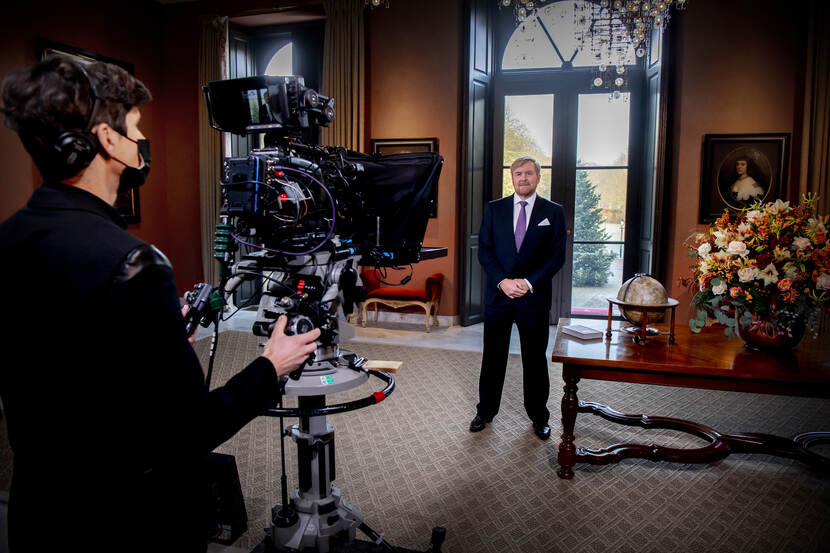 Een cameraman neemt de kersttoespraak op van Koning Willem-Alexander
