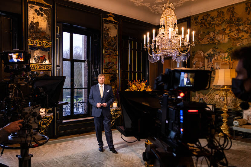 Koning staat voor videocamera