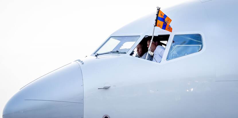 King Willem-Alexander as co-pilot on the government aeroplane, Prague 2025.