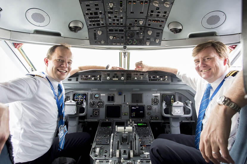 King Willem-Alexander with pilot Maarten Putman on his last flight with the Fokker 70, May 2017.