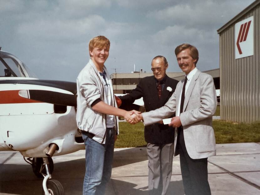 The Prince of Orange receives his pilot’s licence from a representative of the Directorate-General for Civil Aviation in the presence of Prince Bernhard on 2 July 1985.