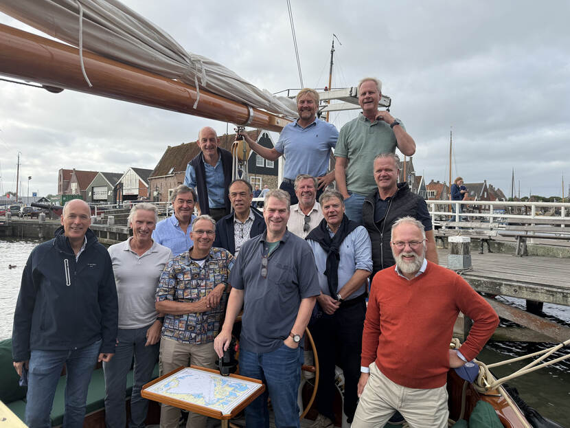 King Willem-Alexander with his former classmates from ARO SDZ 86/1 on the royal yacht Groene Draeck, August 2025.
