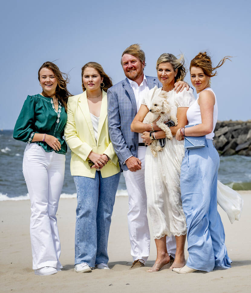 2023 Royal family at the beach photo session
