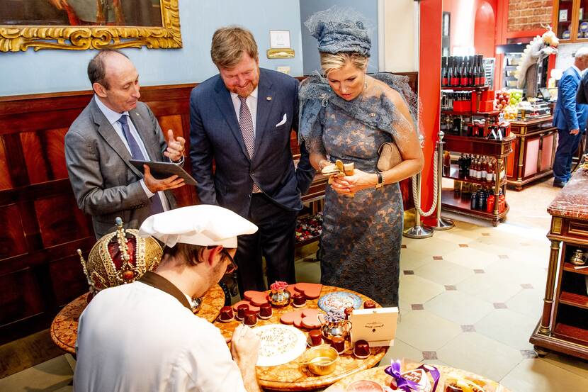 King Willem-Alexander and Queen Máxima visit coffee house Demel
