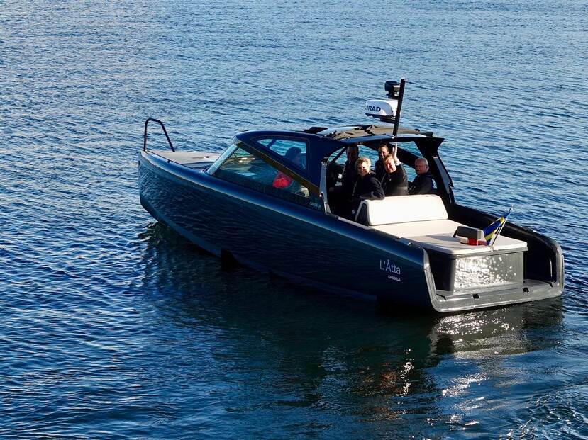 King Willem-Alexander and Queen Máxima travel to the energy company Stockholm Exergi in an electric hydrofoil