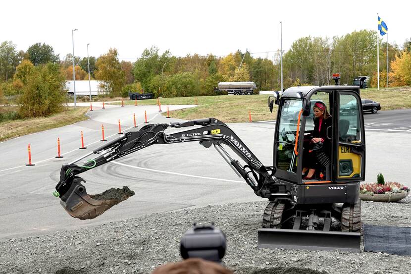 Queen Máxima in an electric excavator at the Volvo Trucks Experience Center
