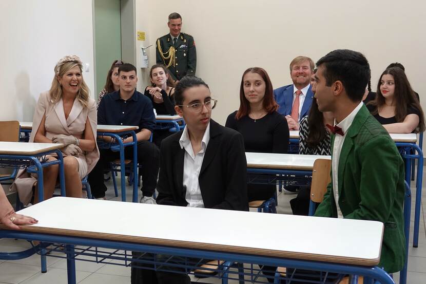 King Willem-Alexander and Queen Máxima visit a school in Athens which participates in the ‘Schools for All’ programme