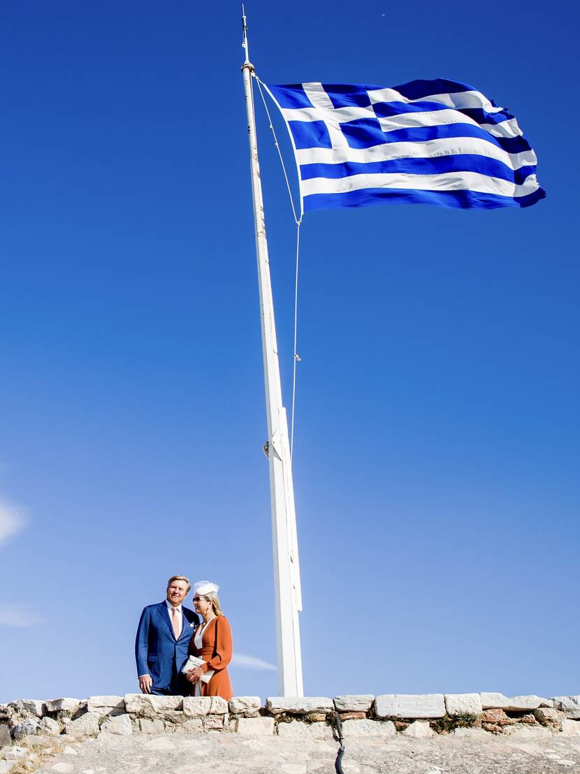 King Willem-Alexander and Queen Máxima and the national flag of Greece
