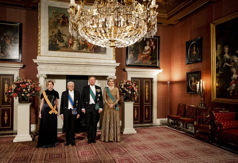 King Willem-Alexander, Queen Máxima, President of the Italian Republic, Sergio Mattarella, and his daughter, Laura Mattarella, at the state banquet in the Royal Palace Amsterdam