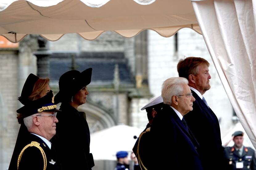King Willem-Alexander and Queen Máxima welcome President of the Italian Republic, Sergio Mattarella, and his daughter, Laura Mattarella