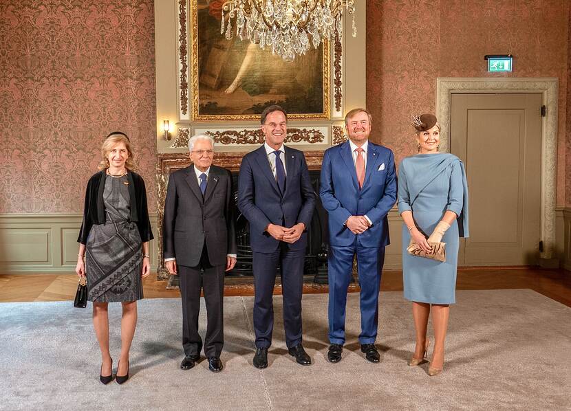Laura Mattarella, President Mattarella, Prime Minister Mark Rutte, King Willem-Alexander and Queen Máxima at the Binnenhof in The Hague