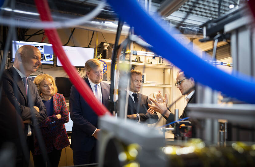 King Willem-Alexander and President Macron at Quantum Gases & Quantum Information Lab UvA