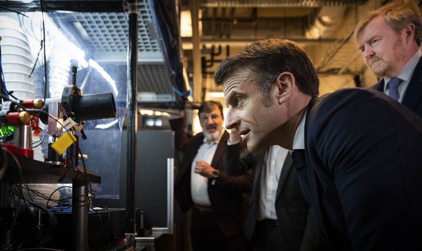 President Macron and King Willem-Alexander at Quantum Gases & Quantum Information Lab UvA