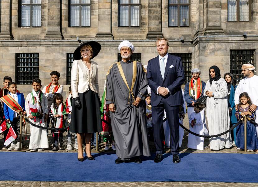 King Willem-Alexander and Queen Máxima officially welcome the Sultan of Oman