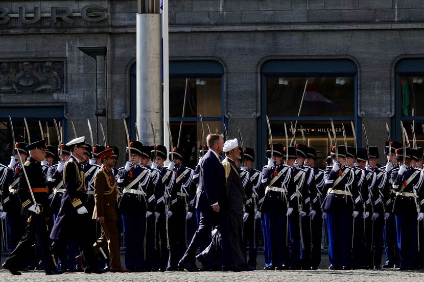 Inspection of the guard of honour by the Sultan of Oman and King Willem-Alexander