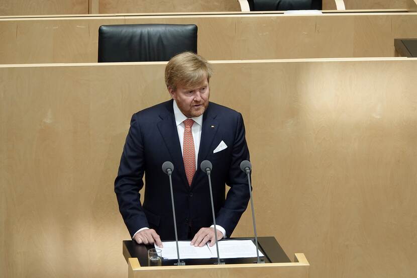 King delivers speech in Bundesrat